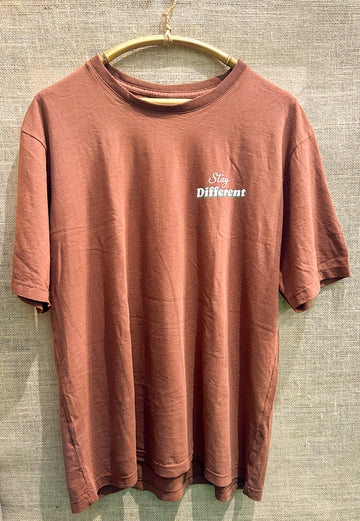 CAMISETA Stay different
